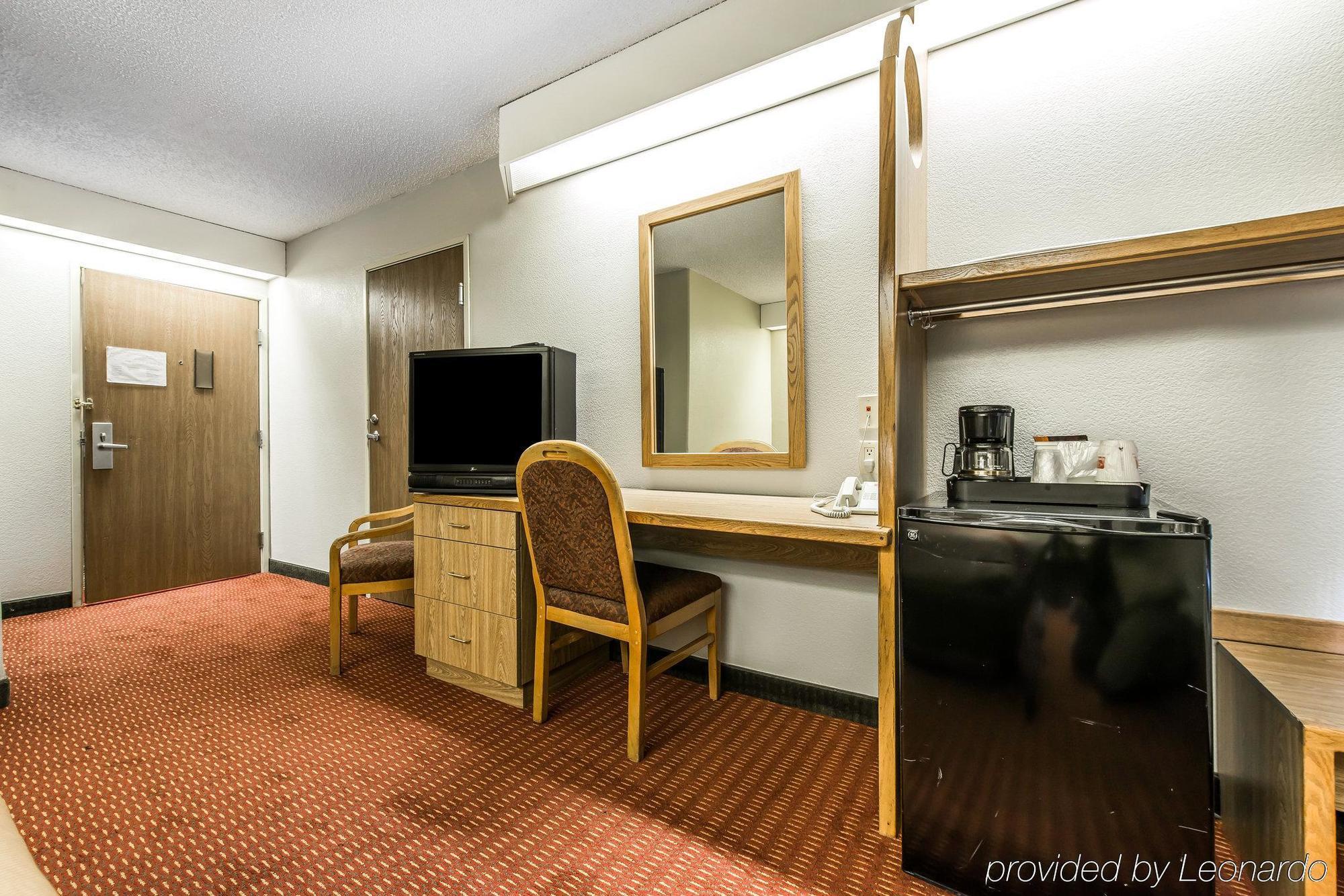 Days Inn By Wyndham Торнтон Екстер'єр фото