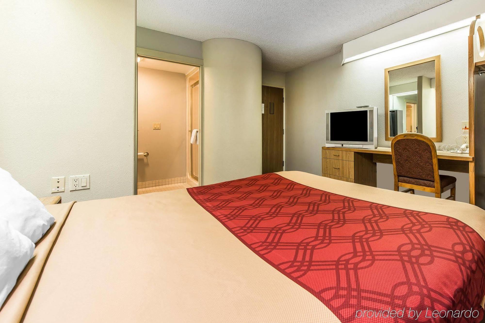 Days Inn By Wyndham Торнтон Екстер'єр фото